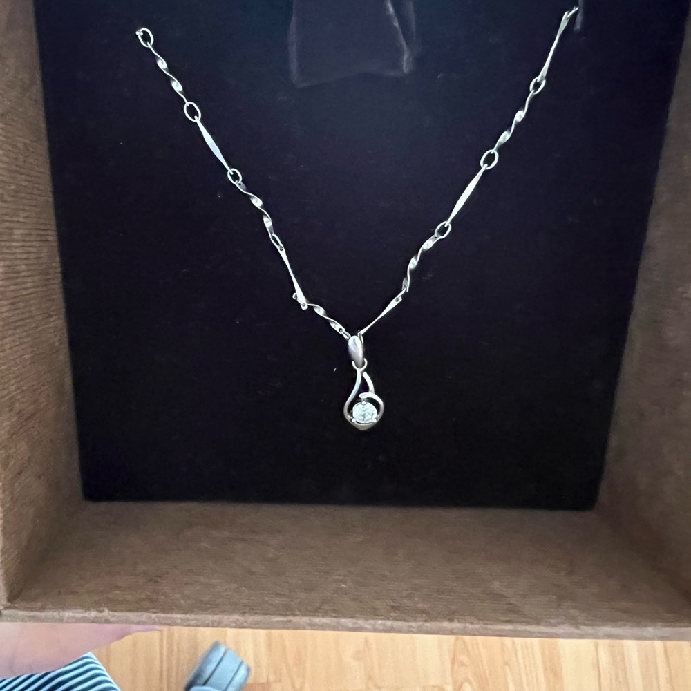 Elegant Silver Necklace with Pendant - Picture 3 of 7